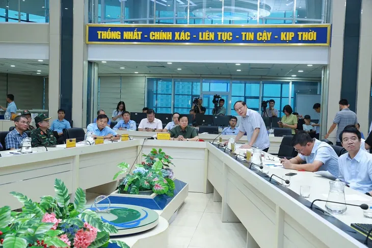 Phó Thủ tướng Trần Hồng Hà kiểm tra công tác dự báo bão số 3 - Ảnh 2. Phó Thủ tướng Trần Hồng Hà kiểm tra công tác dự báo bão số 3 - Ảnh 2.
