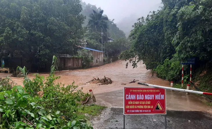 Sạt lở đất tại Hòa Bình làm 4 người chết, 1 người bị thương - Ảnh 3. Sạt lở đất tại Hòa Bình làm 4 người chết, 1 người bị thương - Ảnh 3.