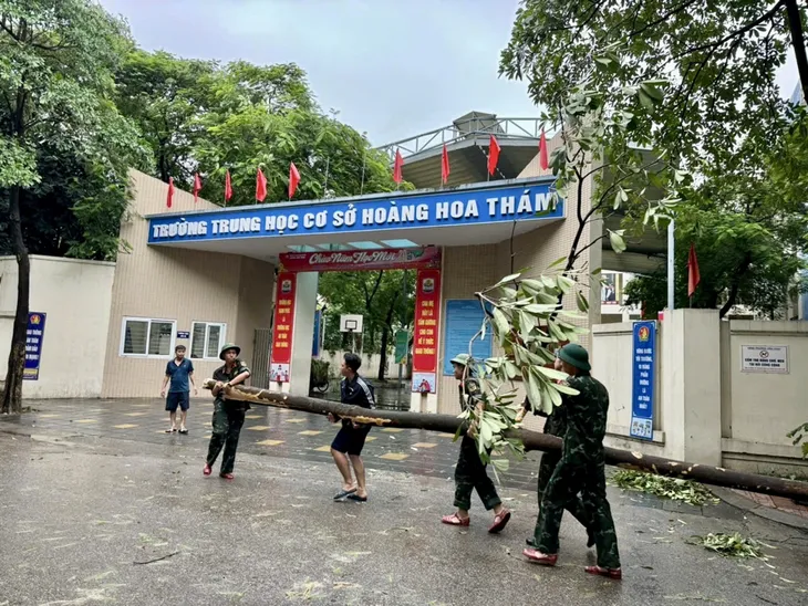 Đón học sinh trở lại sau bão Yagi, các trường học khẩn trương dọn dẹp - Ảnh 4. Đón học sinh trở lại sau bão Yagi, các trường học khẩn trương dọn dẹp - Ảnh 4.