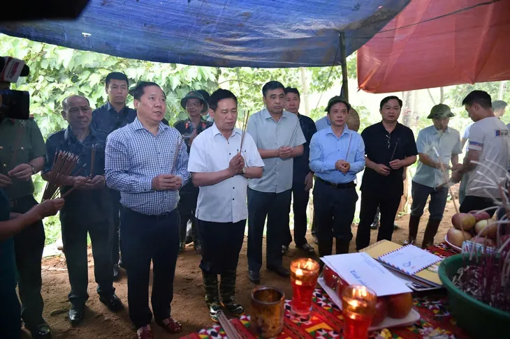Phó Thủ tướng Hồ Đức Phớc thăm gia đình nạn nhân vụ sạt lở 4 người tử vong tại Hòa Bình - Ảnh 1. Phó Thủ tướng Hồ Đức Phớc thăm gia đình nạn nhân vụ sạt lở 4 người tử vong tại Hòa Bình - Ảnh 1.