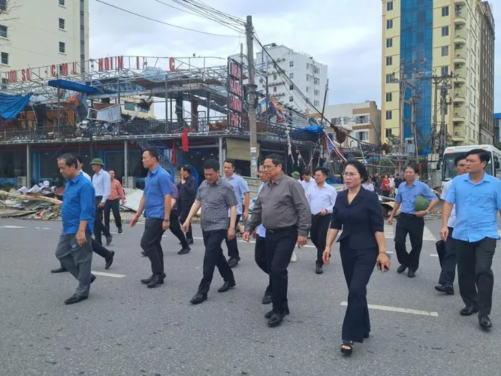 Thủ tướng về nơi tâm bão đổ bộ, chỉ đạo khắc phục hậu quả - Ảnh 1. Thủ tướng về nơi tâm bão đổ bộ, chỉ đạo khắc phục hậu quả - Ảnh 1.