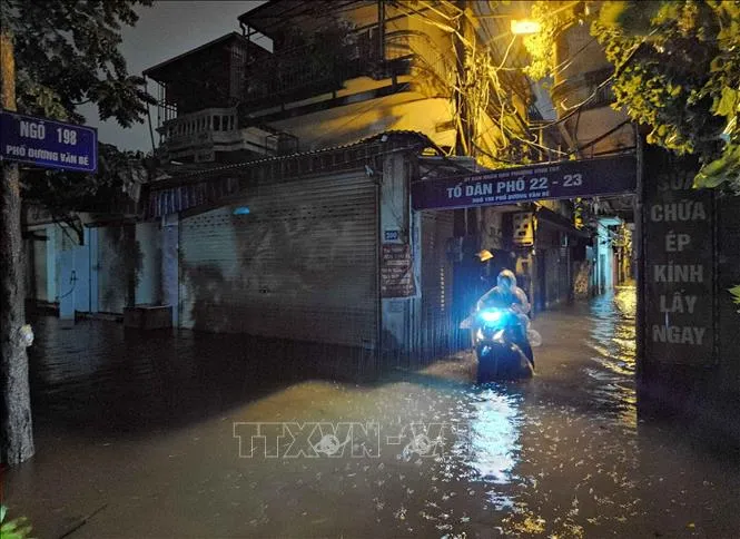 Bão số 3: Mưa lớn gây ngập úng trên các tuyến phố, khu đô thị tại Hà Nội - Ảnh 5. Bão số 3: Mưa lớn gây ngập úng trên các tuyến phố, khu đô thị tại Hà Nội - Ảnh 5.