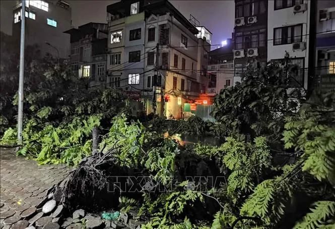 Bão số 3: Mưa lớn gây ngập úng trên các tuyến phố, khu đô thị tại Hà Nội - Ảnh 3. Bão số 3: Mưa lớn gây ngập úng trên các tuyến phố, khu đô thị tại Hà Nội - Ảnh 3.