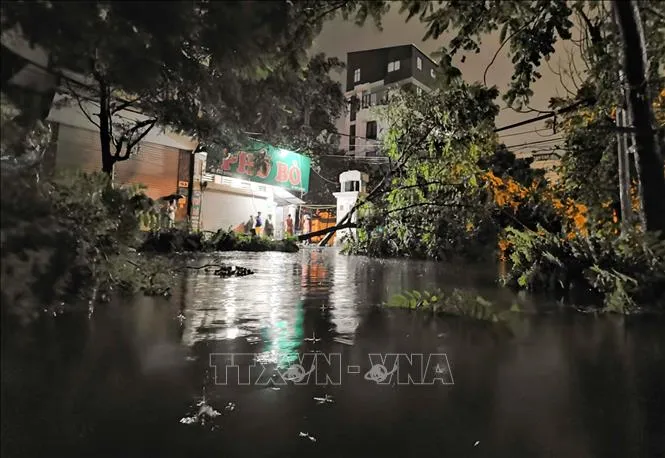 Bão số 3: Mưa lớn gây ngập úng trên các tuyến phố, khu đô thị tại Hà Nội - Ảnh 6. Bão số 3: Mưa lớn gây ngập úng trên các tuyến phố, khu đô thị tại Hà Nội - Ảnh 6.
