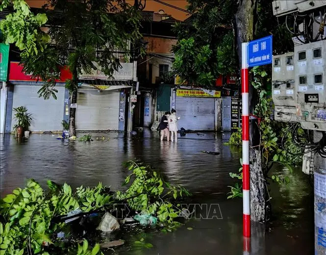 Bão số 3: Mưa lớn gây ngập úng trên các tuyến phố, khu đô thị tại Hà Nội - Ảnh 4. Bão số 3: Mưa lớn gây ngập úng trên các tuyến phố, khu đô thị tại Hà Nội - Ảnh 4.