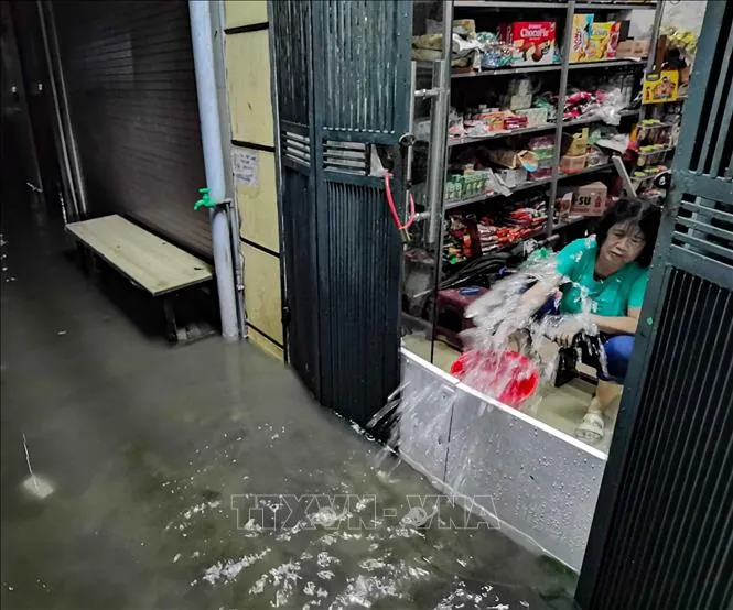 Bão số 3: Mưa lớn gây ngập úng trên các tuyến phố, khu đô thị tại Hà Nội - Ảnh 7. Bão số 3: Mưa lớn gây ngập úng trên các tuyến phố, khu đô thị tại Hà Nội - Ảnh 7.