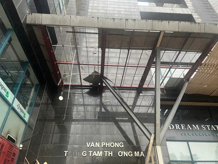 Đường phố Hà Nội tan hoang sau bão số 3 - Ảnh 13. Đường phố Hà Nội tan hoang sau bão số 3 - Ảnh 13.