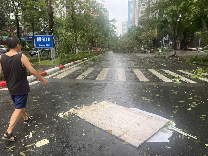 Đường phố Hà Nội tan hoang sau bão số 3 - Ảnh 10. Đường phố Hà Nội tan hoang sau bão số 3 - Ảnh 10.