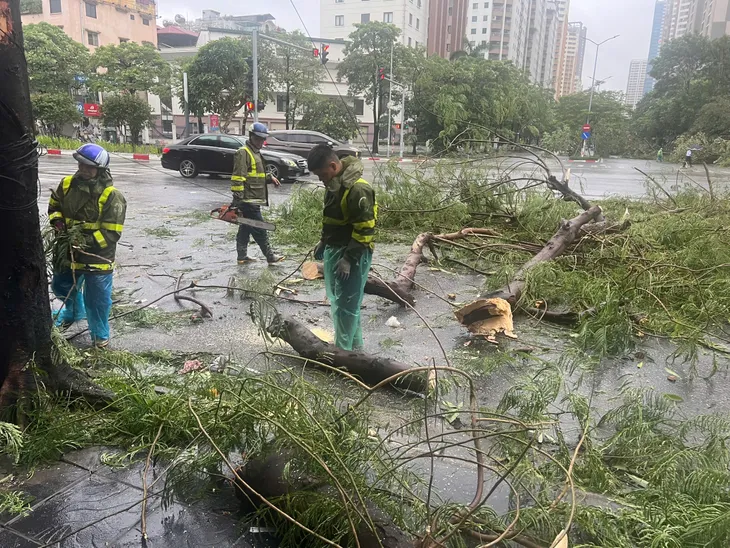 Đường phố Hà Nội tan hoang sau bão số 3 - Ảnh 17. Đường phố Hà Nội tan hoang sau bão số 3 - Ảnh 17.