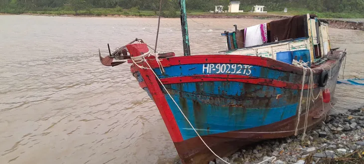 Kịp thời cứu 11 ngư dân bị mắc kẹt trên đảo, trôi dạt trên biển sau bão số 3 - Ảnh 1. Kịp thời cứu 11 ngư dân bị mắc kẹt trên đảo, trôi dạt trên biển sau bão số 3 - Ảnh 1.