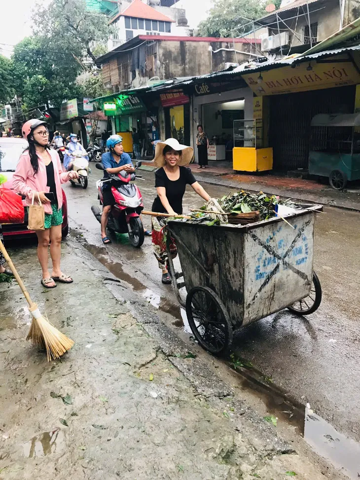 Người dân Hà Nội dọn dẹp đường phố sau cơn bão - Ảnh 5. Người dân Hà Nội dọn dẹp đường phố sau cơn bão - Ảnh 5.