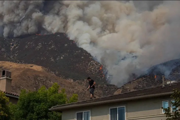 Cháy rừng ở Los Angeles đe dọa hàng chục nghìn ngôi nhà, cư dân buộc phải sơ tán - Ảnh 1.