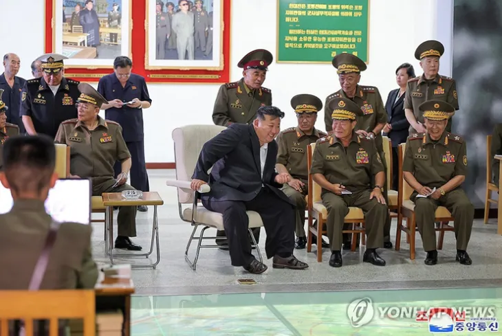 Lãnh đạo Triều Tiên Kim Jong-un thị sát các cơ sở quân sự - Ảnh 1.