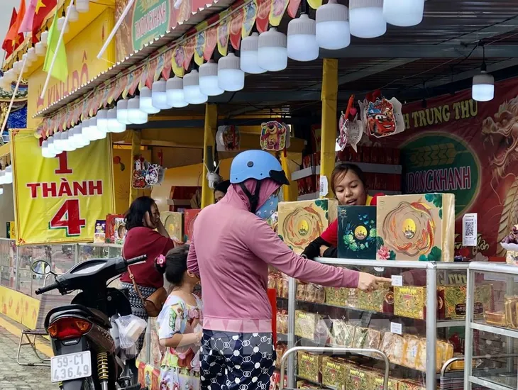 Sức mua yếu, bánh Trung thu giảm giá “mua 1 thành 4” - Ảnh 2. Sức mua yếu, bánh Trung thu giảm giá “mua 1 thành 4” - Ảnh 2.