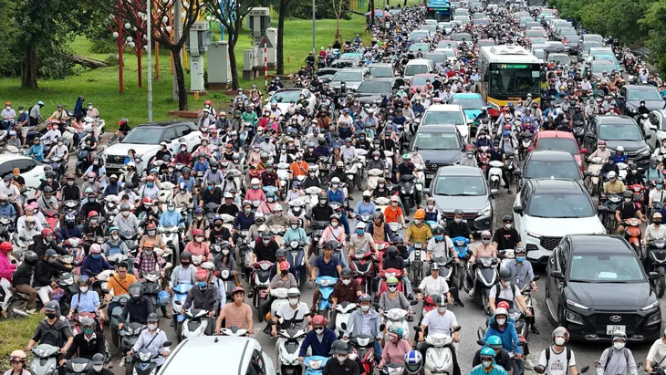Đại lộ Thăng Long ùn tắc nghiêm trọng kéo dài hàng chục cây số sáng đầu tuần - Ảnh 9.
