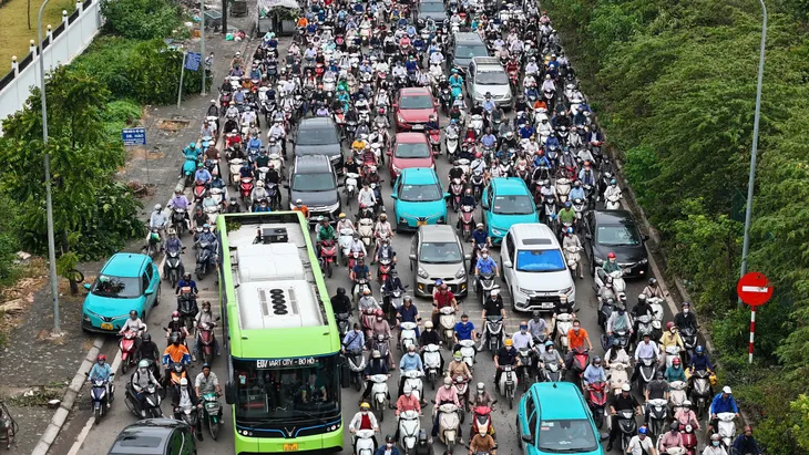 Đại lộ Thăng Long ùn tắc nghiêm trọng kéo dài hàng chục cây số sáng đầu tuần - Ảnh 10.