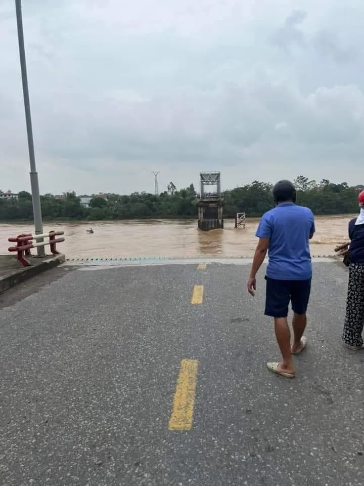 Sập cầu Phong Châu (Phú Thọ), nhiều phương tiện rơi xuống sông - Ảnh 7. Sập cầu Phong Châu (Phú Thọ), nhiều phương tiện rơi xuống sông - Ảnh 7.