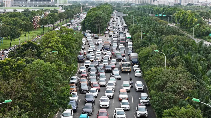 Đại lộ Thăng Long ùn tắc nghiêm trọng kéo dài hàng chục cây số sáng đầu tuần - Ảnh 4.