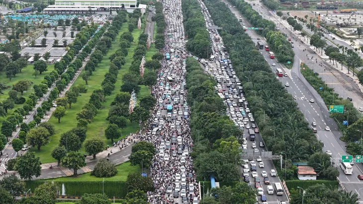Đại lộ Thăng Long ùn tắc nghiêm trọng kéo dài hàng chục cây số sáng đầu tuần - Ảnh 1.
