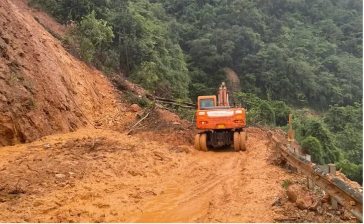 Điện Biên: Mưa liên tục kéo dài, nhiều tuyến đường bị sạt lở nghiêm trọng - Ảnh 1. Điện Biên: Mưa liên tục kéo dài, nhiều tuyến đường bị sạt lở nghiêm trọng - Ảnh 1.