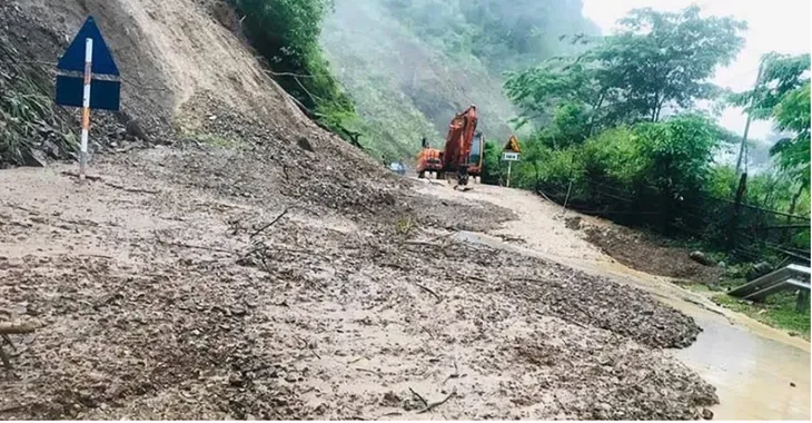 Điện Biên: Mưa liên tục kéo dài, nhiều tuyến đường bị sạt lở nghiêm trọng - Ảnh 2. Điện Biên: Mưa liên tục kéo dài, nhiều tuyến đường bị sạt lở nghiêm trọng - Ảnh 2.