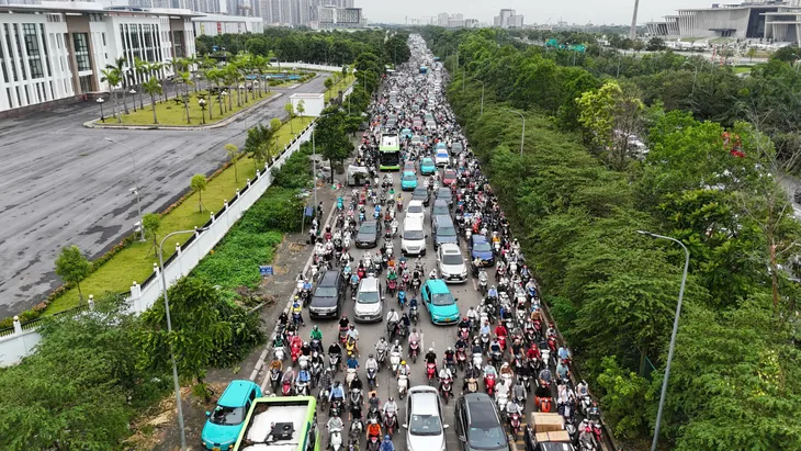 Đại lộ Thăng Long ùn tắc nghiêm trọng kéo dài hàng chục cây số sáng đầu tuần - Ảnh 5.