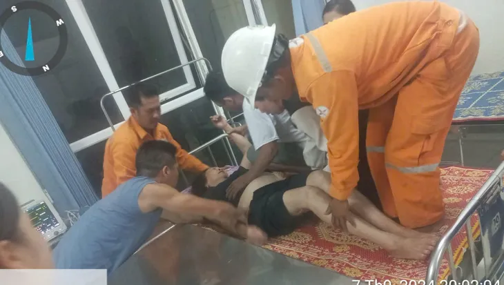 Quảng Bình: Công nhân điện lực kịp thời sơ cứu, cứu sống nạn nhân bị điện giật - Ảnh 1. Quảng Bình: Công nhân điện lực kịp thời sơ cứu, cứu sống nạn nhân bị điện giật - Ảnh 1.