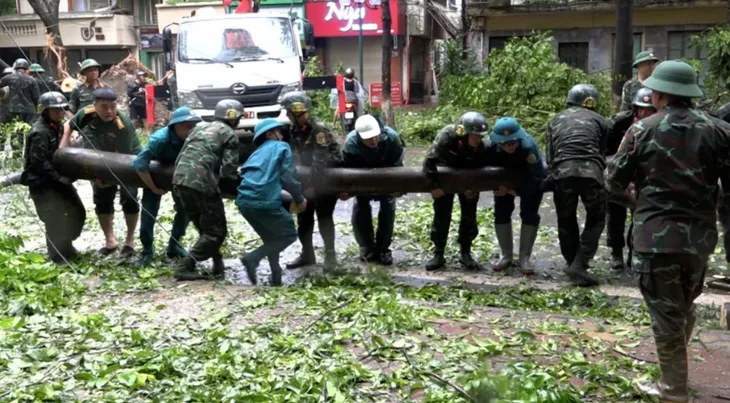 Hơn 10.000 cán bộ, chiến sĩ quân đội giúp nhân dân Thủ đô khắc phục hậu quả bão số 3 - Ảnh 1. Hơn 10.000 cán bộ, chiến sĩ quân đội giúp nhân dân Thủ đô khắc phục hậu quả bão số 3 - Ảnh 1.