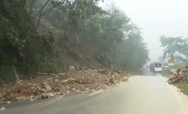 Hoàn lưu bão số 3 gây sạt lở nhiều tuyến đường tại Lai Châu - Ảnh 1.