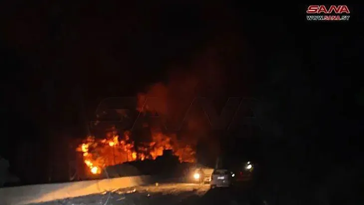 Israel bất ngờ không kích Syria dữ dội, ít nhất 14 người thiệt mạng - Ảnh 1. Israel bất ngờ không kích Syria dữ dội, ít nhất 14 người thiệt mạng - Ảnh 1.