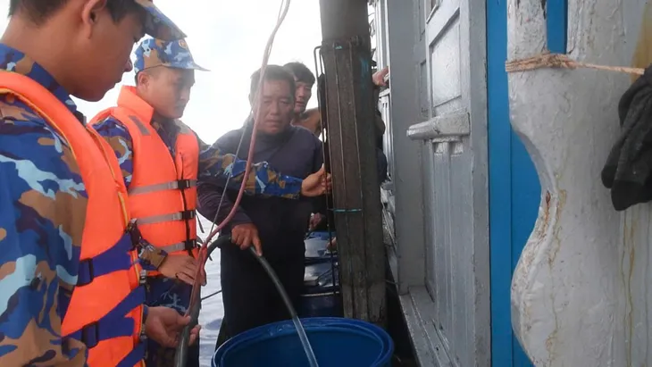Hải quân hỗ trợ nhu yếu phẩm cho ngư dân đánh bắt tại ngư trường Trường Sa - Ảnh 1. Hải quân hỗ trợ nhu yếu phẩm cho ngư dân đánh bắt tại ngư trường Trường Sa - Ảnh 1.