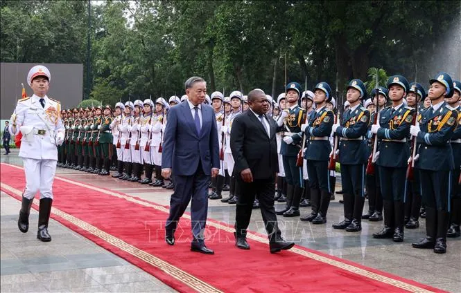 Tổng Bí thư, Chủ tịch nước Tô Lâm chủ trì Lễ đón Tổng thống Mozambique - Ảnh 1.