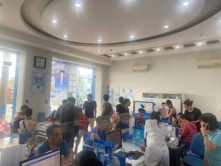 Nhà mạng nỗ lực khắc phục mạng lưới sau bão Yagi - Ảnh 3. Nhà mạng nỗ lực khắc phục mạng lưới sau bão Yagi - Ảnh 3.