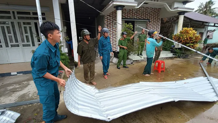 Kiên Giang: Cán bộ, chiến sĩ giúp dân khắc phục hậu quả sau thiên tai - Ảnh 1. Kiên Giang: Cán bộ, chiến sĩ giúp dân khắc phục hậu quả sau thiên tai - Ảnh 1.