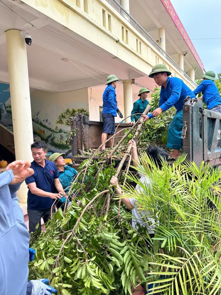 Các trường học khẩn trương khắc phục hậu quả bão số 3 - Ảnh 1.