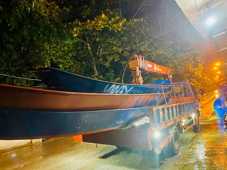 Đưa 12 thuyền tại Chùa Hương đến vùng ngập lụt Thái Nguyên - Ảnh 1. Đưa 12 thuyền tại Chùa Hương đến vùng ngập lụt Thái Nguyên - Ảnh 1.