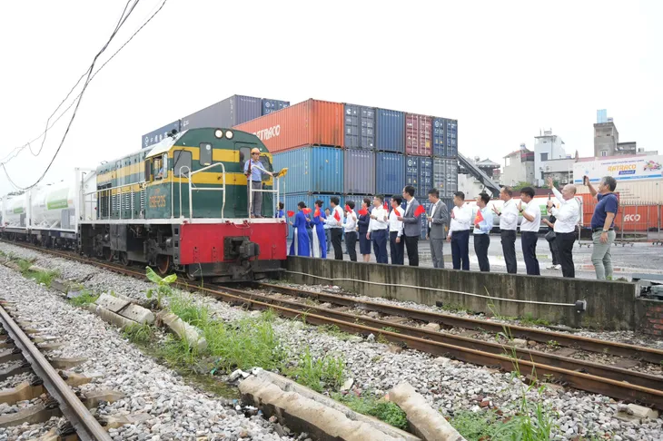 Chuyến tàu chở LNG đầu tiên từ Nam ra đã đến ga Đông Anh - Ảnh 1. Chuyến tàu chở LNG đầu tiên từ Nam ra đã đến ga Đông Anh - Ảnh 1.