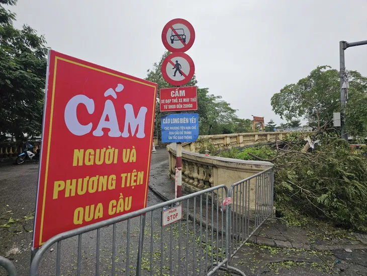 Cấm tuyệt đối người và phương tiện di chuyển qua cầu Long Biên - Ảnh 2. Cấm tuyệt đối người và phương tiện di chuyển qua cầu Long Biên - Ảnh 2.