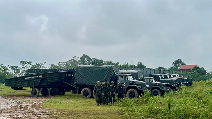 Sẵn sàng lắp đặt cầu phao qua sông Hồng đoạn cầu Phong Châu (Phú Thọ) bị sập - Ảnh 1. Sẵn sàng lắp đặt cầu phao qua sông Hồng đoạn cầu Phong Châu (Phú Thọ) bị sập - Ảnh 1.