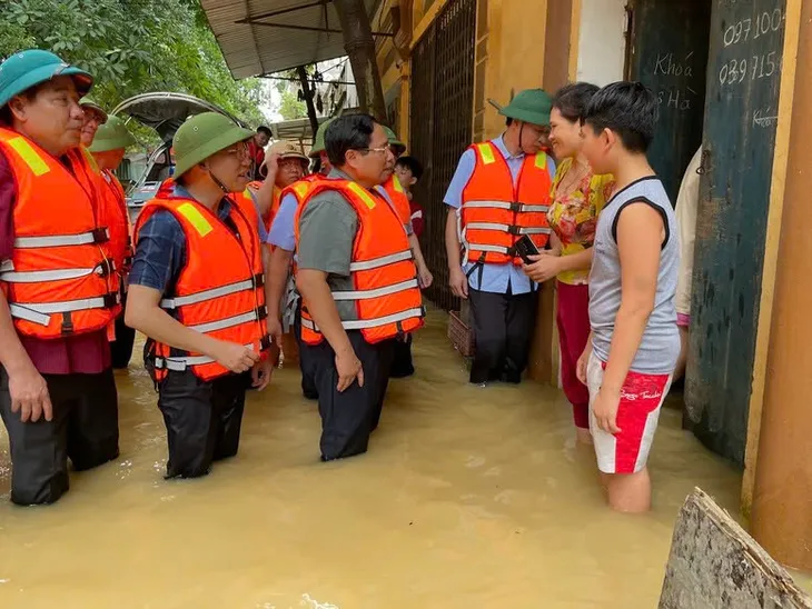 Thủ tướng về xã bị cô lập của Bắc Giang, kiểm tra công tác ứng phó mưa lũ - Ảnh 4. Thủ tướng về xã bị cô lập của Bắc Giang, kiểm tra công tác ứng phó mưa lũ - Ảnh 4.