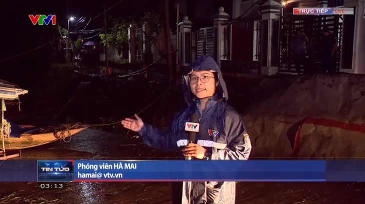 Phóng viên VTV lên sóng trực tiếp từ 1h sáng ở vùng lũ - Ảnh 4. Phóng viên VTV lên sóng trực tiếp từ 1h sáng ở vùng lũ - Ảnh 4.