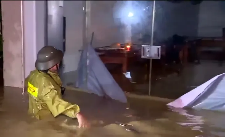 Xuyên đêm giải cứu người dân ra khỏi vùng lũ Lào Cai - Ảnh 2.