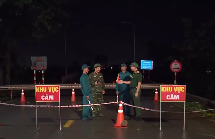 Dựng lều dã chiến tìm kiếm nạn nhân trong vụ sập cầu Phong Châu - Ảnh 1. Dựng lều dã chiến tìm kiếm nạn nhân trong vụ sập cầu Phong Châu - Ảnh 1.