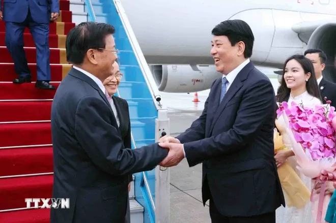 Tổng Bí thư, Chủ tịch nước Lào Thongloun Sisoulith đến Hà Nội, bắt đầu thăm cấp Nhà nước tới Việt Nam - Ảnh 2. Tổng Bí thư, Chủ tịch nước Lào Thongloun Sisoulith đến Hà Nội, bắt đầu thăm cấp Nhà nước tới Việt Nam - Ảnh 2.