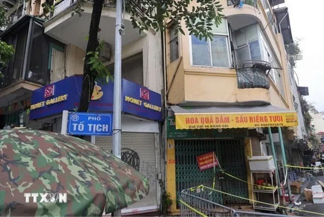 Phong tỏa khu vực xung quanh số nhà 46 Hàng Gai (Hà Nội) bị nghiêng do bão số 3 - Ảnh 2. Phong tỏa khu vực xung quanh số nhà 46 Hàng Gai (Hà Nội) bị nghiêng do bão số 3 - Ảnh 2.