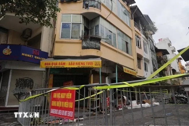 Phong tỏa khu vực xung quanh số nhà 46 Hàng Gai (Hà Nội) bị nghiêng do bão số 3 - Ảnh 3. Phong tỏa khu vực xung quanh số nhà 46 Hàng Gai (Hà Nội) bị nghiêng do bão số 3 - Ảnh 3.