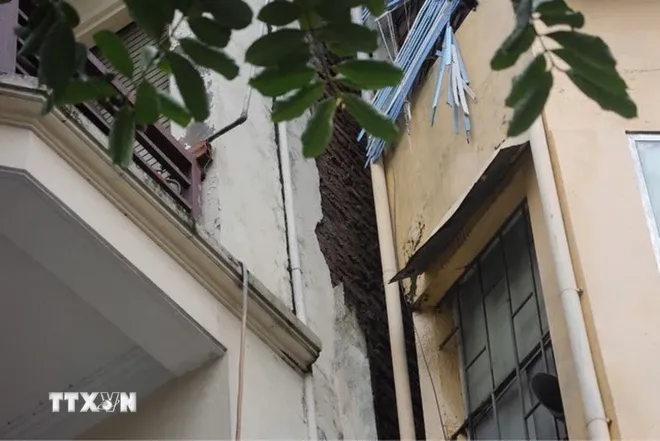 Phong tỏa khu vực xung quanh số nhà 46 Hàng Gai (Hà Nội) bị nghiêng do bão số 3 - Ảnh 1. Phong tỏa khu vực xung quanh số nhà 46 Hàng Gai (Hà Nội) bị nghiêng do bão số 3 - Ảnh 1.