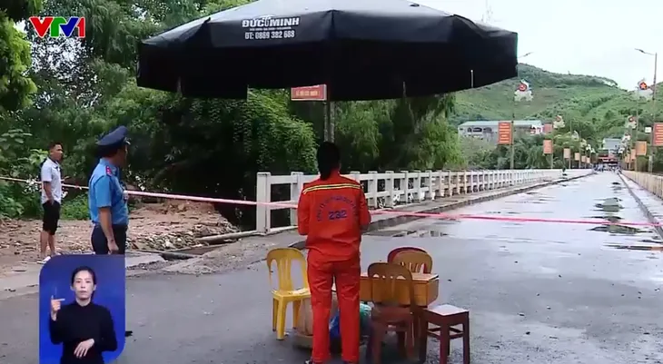 Một cầu dân sinh ở Tuyên Quang bị lũ cuốn trôi - Ảnh 1.