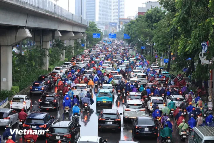 Hà Nội ùn tắc kéo dài, nước ngập sâu một số tuyến phố sau trận mưa lớn đêm 9/9 - Ảnh 4. Hà Nội ùn tắc kéo dài, nước ngập sâu một số tuyến phố sau trận mưa lớn đêm 9/9 - Ảnh 4.