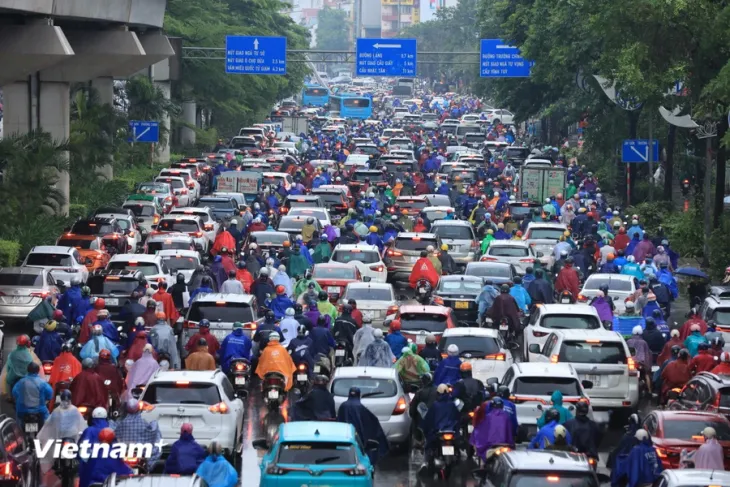Hà Nội ùn tắc kéo dài, nước ngập sâu một số tuyến phố sau trận mưa lớn đêm 9/9 - Ảnh 3. Hà Nội ùn tắc kéo dài, nước ngập sâu một số tuyến phố sau trận mưa lớn đêm 9/9 - Ảnh 3.
